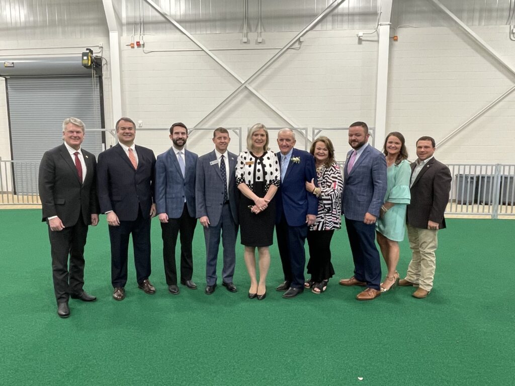the full group that participated in the ribbon cutting